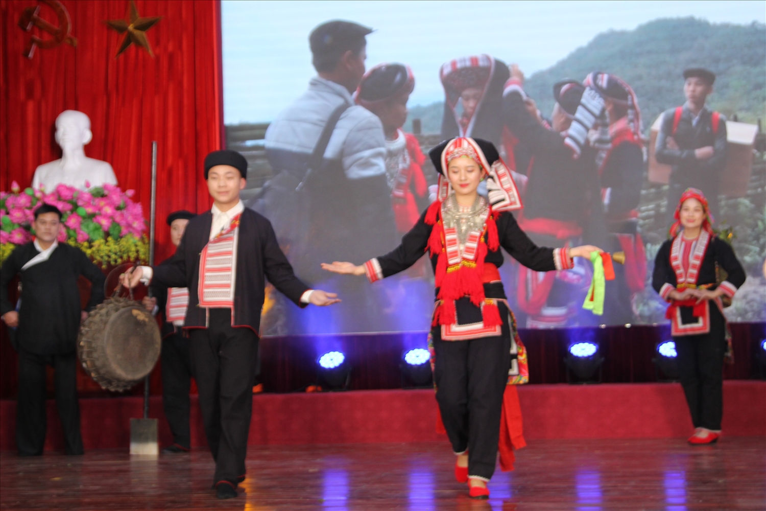 Phần dự thi trang phụ dân tộc Dao của Hội phụ nữ tỉnh Hà Giang