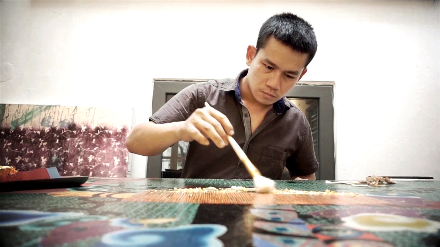 Họa sĩ Nguyễn Thế Hùng đam mê vẽ tranh sơn mài trên toan.