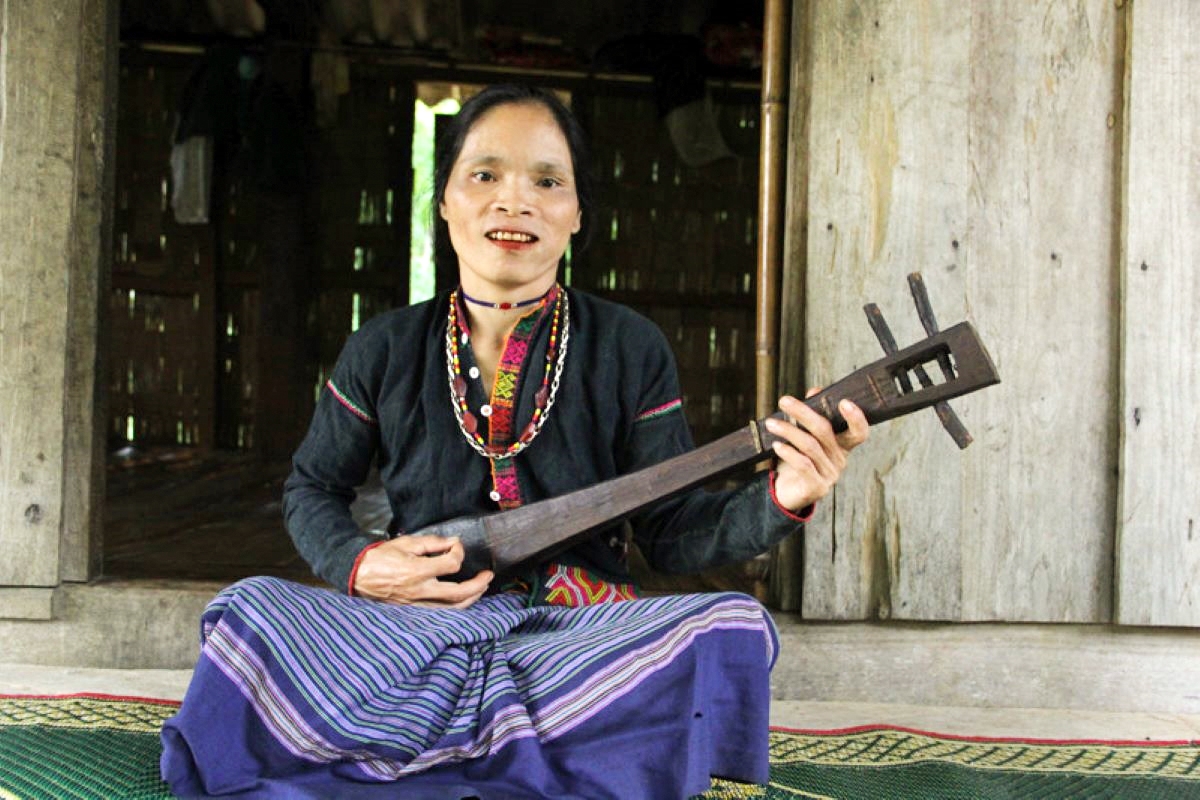 Chị Hồ Thị Tâm ở thôn A Xóc Cha Lỳ, xã Hướng Lập là người có thâm niên 30 chơi đàn Ta Lư