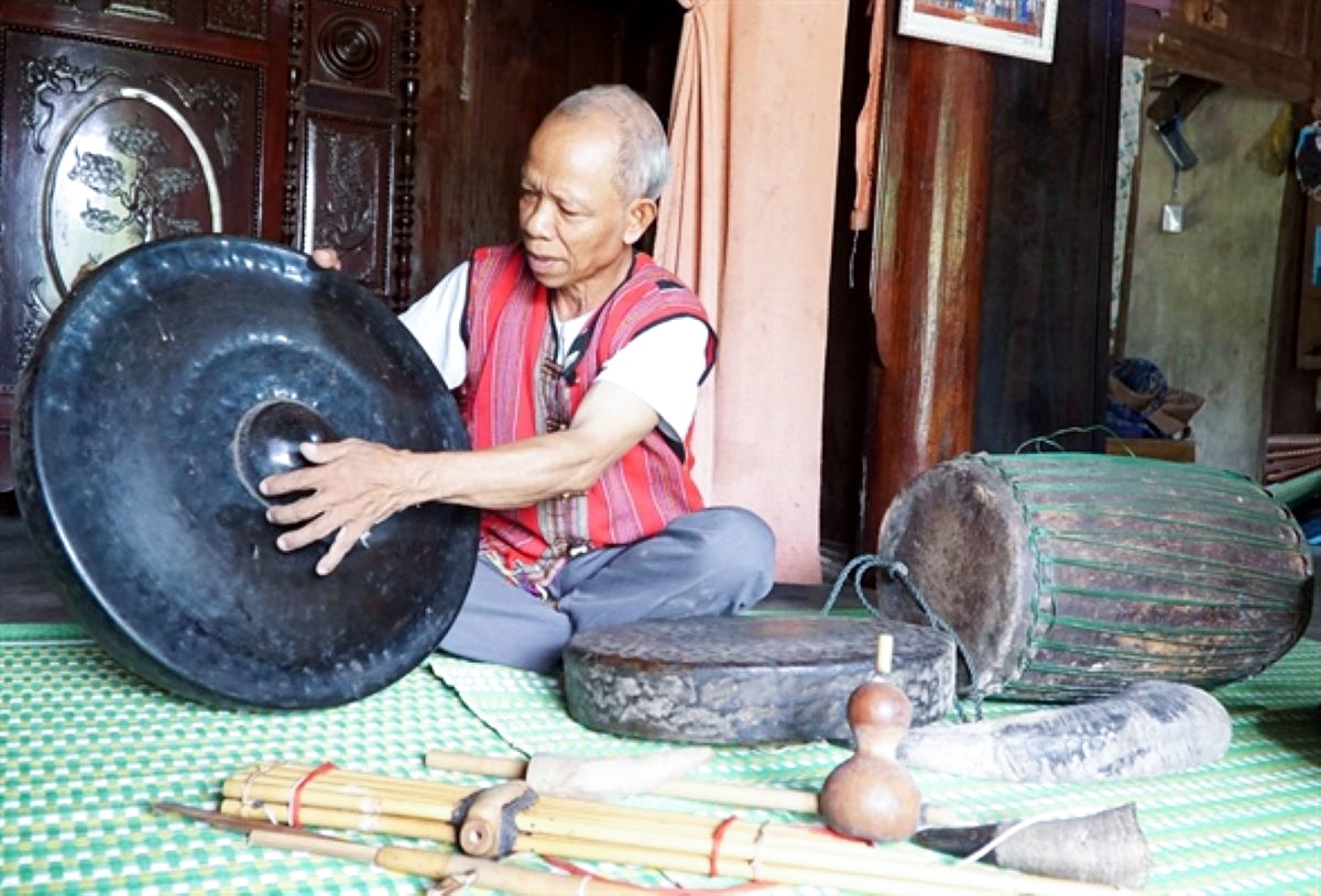 Già Làng Hồ Hạnh giới thiệu nhạc cụ truyền thống