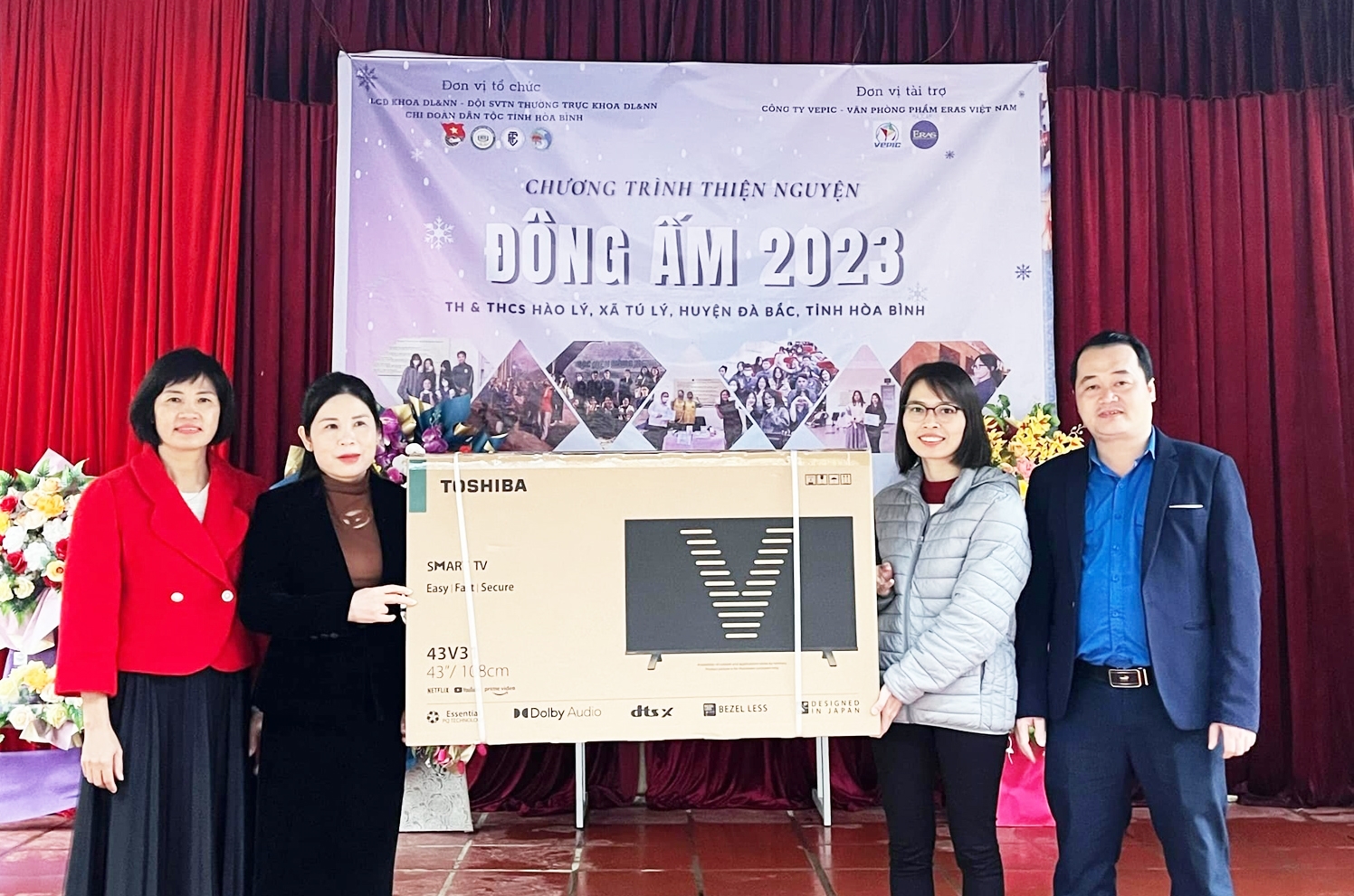 Đại diện đoàn thiện nguyện trao ti vi cho đại diện Trường Tiểu học và THCS Hào Lý, xã Tú Lý, huyện Đà Bắc
