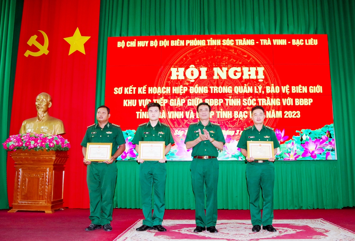 Đại tá Nguyễn Đức Minh - Chỉ huy trưởng BĐBP tỉnh Trà Vinh trao Giấy khen đến các tập thể có thành tích tiêu biểu trong công tác phối hợp, hiệp đồng quản lý, bảo vệ biên giới biển khu vực tiếp giáp năm 2023