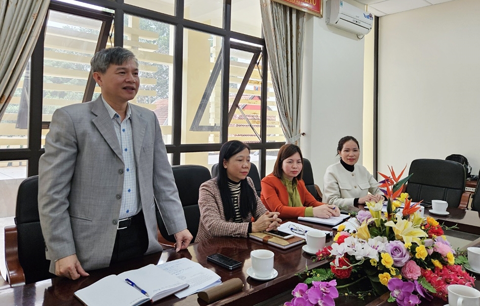 Trưởng ban Dân tộc tỉnh Thanh Hóa Mai Xuân Bình trao đổi về những vấn đề xung quanh việc cấp phát ấn phẩm báo chí cho Người có uy tín