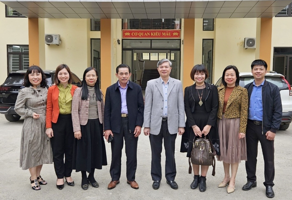 Đoàn công tác Báo Dân tộc và Phát triển chụp ảnh lưu niệm với Ban Dân tộc tỉnh Thanh Hóa
