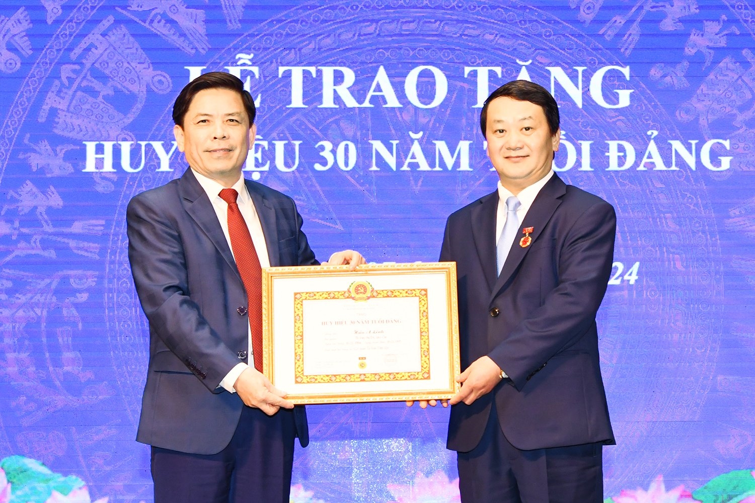 Bí thư Đảng ủy Khối các cơ quan Trung ương Nguyễn Văn Thể trao tặng Huy hiệu 30 năm tuổi Đảng cho Bộ trưởng, Chủ nhiệm UBDT Hầu A Lềnh