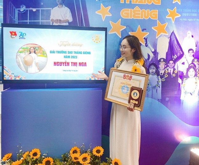Nữ sinh người Tày Nguyễn Thị Nga vinh dự nhận giải thưởng “Sao Tháng giêng”