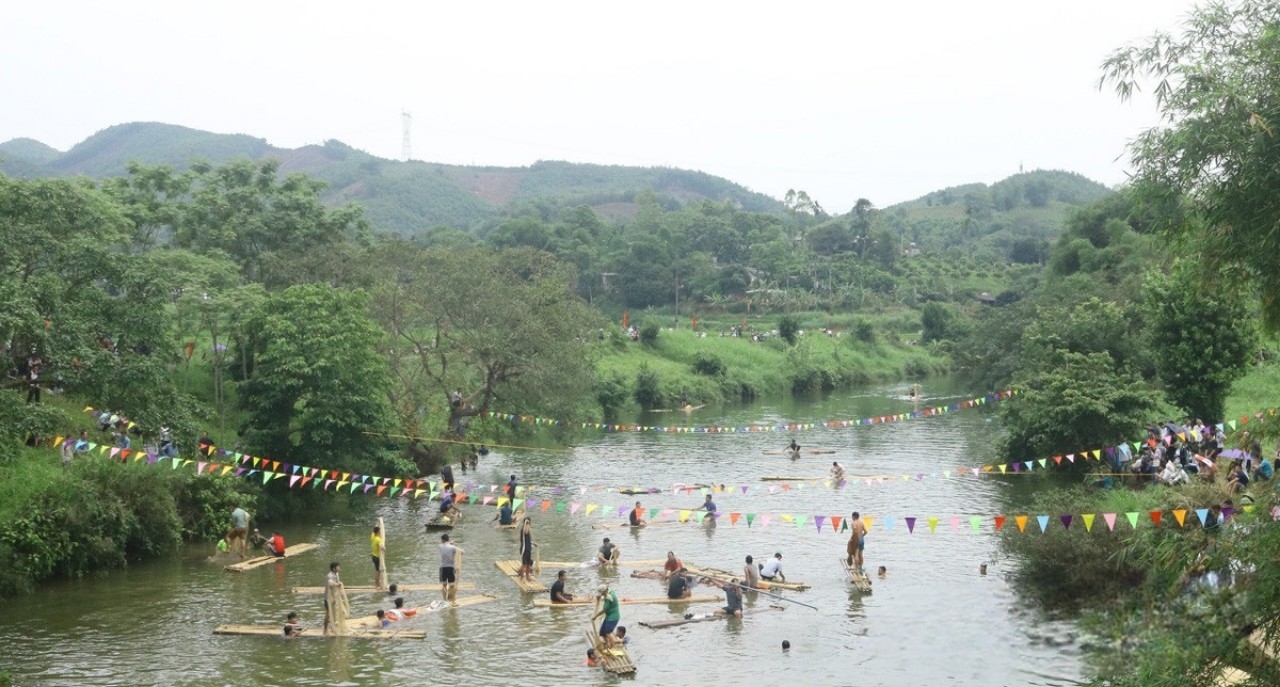 Lễ hội đánh cá suối truyền thống xã Lỗ Sơn (Tân Lạc) là hoạt động văn hóa - tín ngưỡng đặc sắc của địa phương