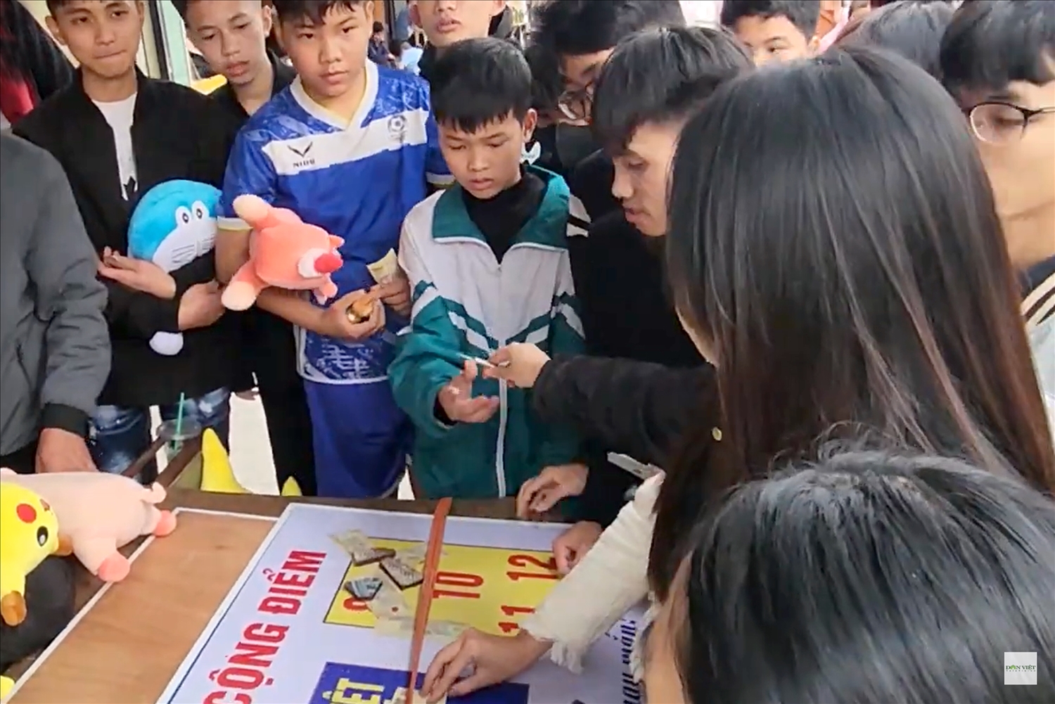 Các trò cờ bạc trá hình tại lễ hội còn thu hút nhiều học sinh tham gia