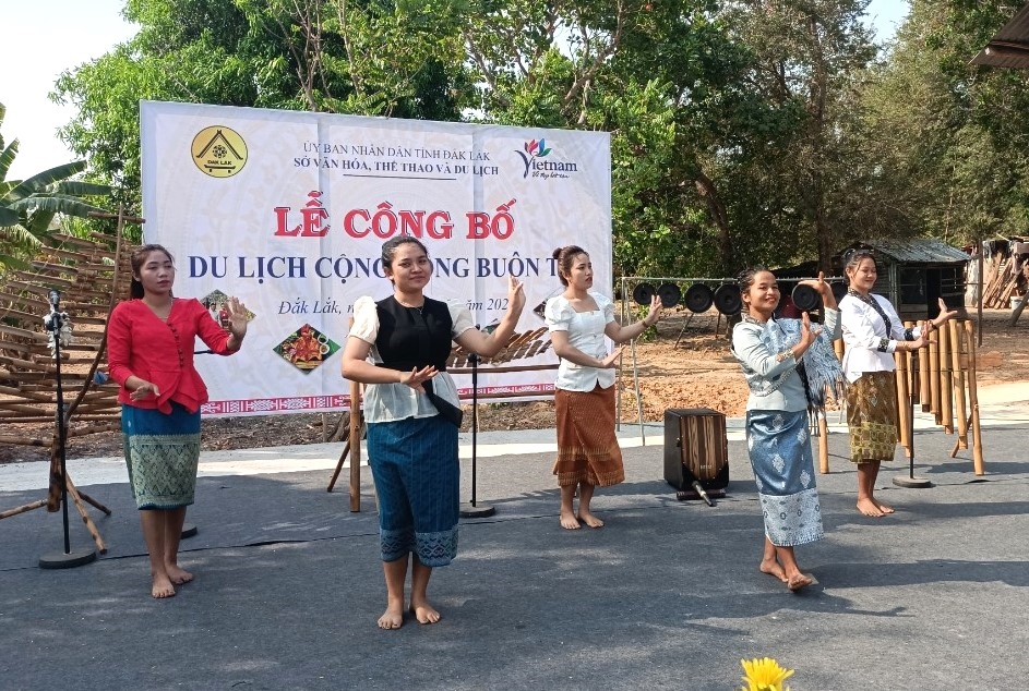 Các cô gái dân tộc Lào ở Buôn Trí dịu dàng trong điệu múa Lăm Vông