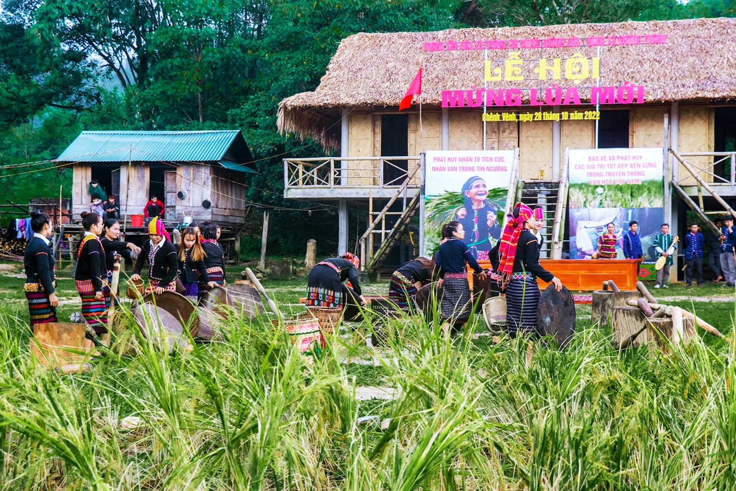 Việc bảo tồn và phát huy giá trị tốt đẹp của văn hóa truyền thống của đồng bào Bru-Vân Kiều ở Thôn Chênh Vênh đã gắn liền với phát triển du lịch cộng đồn