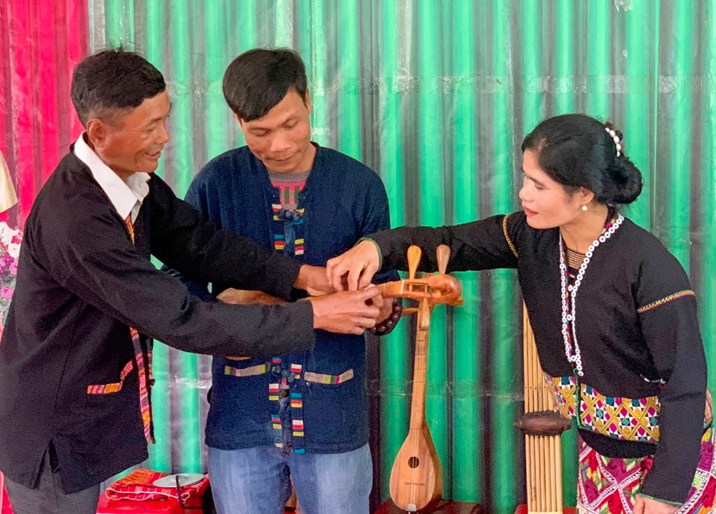 Ông Hồ Văn Lý (Ngoài cùng bên trái) hướng dẫn cho thế hệ trẻ sử dụng nhạc cụ dân tộc Bru-Vân Kiều
