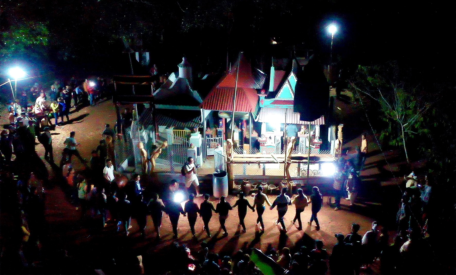 Cộng đồng Gia Rai ở làng Kép 2 cùng nhau đánh chiêng, múa xoang trong đêm diễn ra lễ Pơ Thi