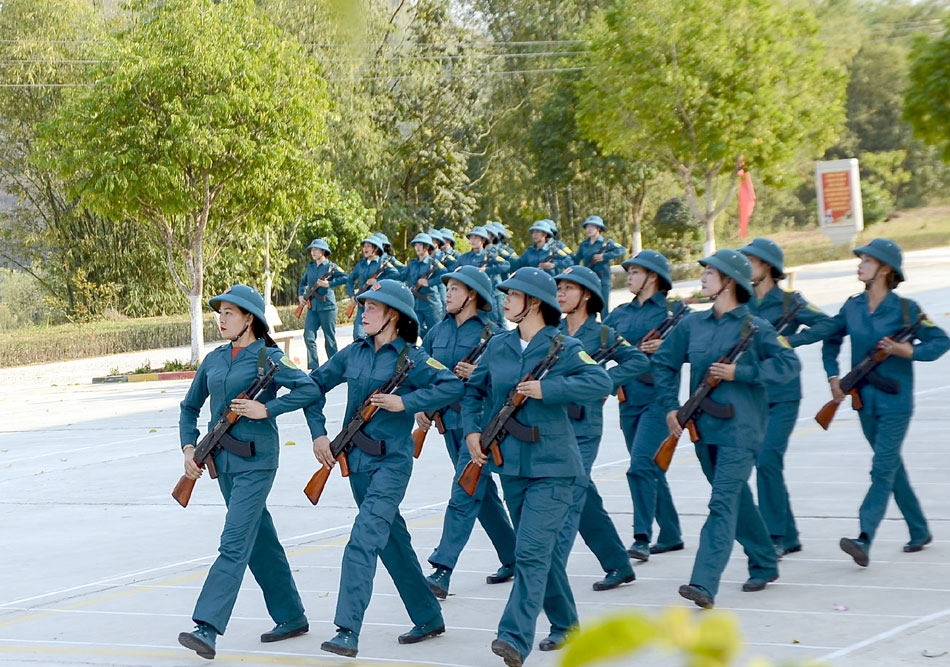 Đội hình diễu binh, diễu hành khối nữ dân quân Tây Bắc trong những ngày khổ luyện diễu binh diễu hành phục vụ Lễ kỷ niệm 70 năm Chiến thắng Điện Biên Phủ. (Ảnh: Hà Linh)