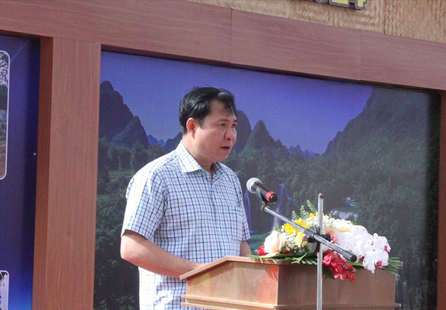 Phó Chủ tịch UBND Tp. Buôn Ma thuột Phạm Tiến Hưng phát biểu tại Liên hoan