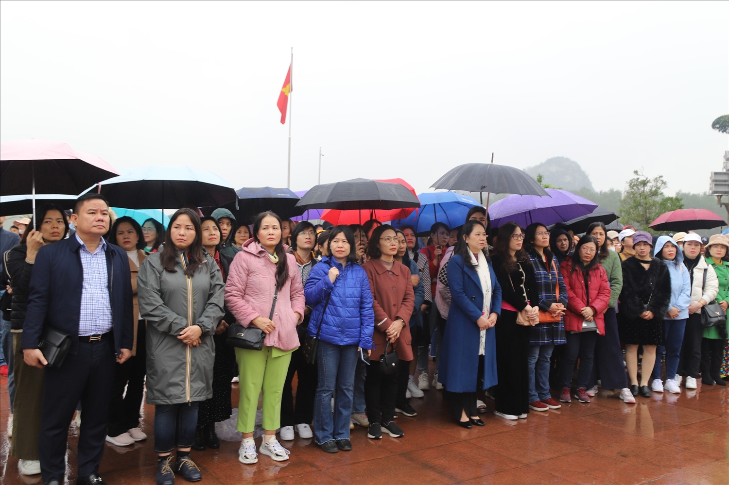 Đoàn của UBDT tới dâng hương tưởng nhớ các anh hùng dân tộc tại Khu di tích Bạch Đằng Giang