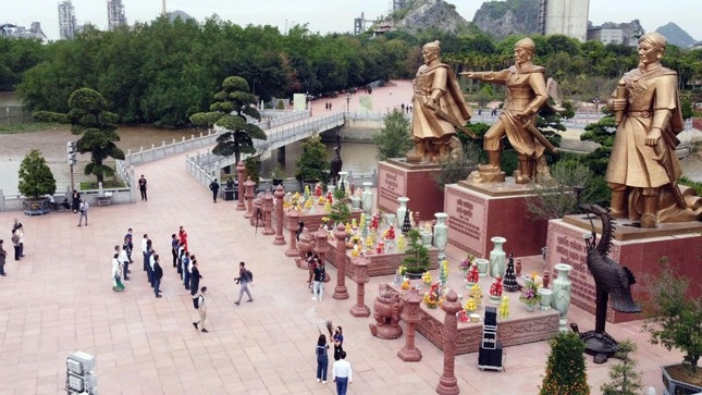 Quảng trường chiến thắng đặt 3 pho tượng đồng nguyên khối về 3 anh hùng dân tộc: Đức vương Ngô Quyền, Vua Lê Đại Hành và Hưng Đạo Đại Vương Trần Quốc Tuấn.