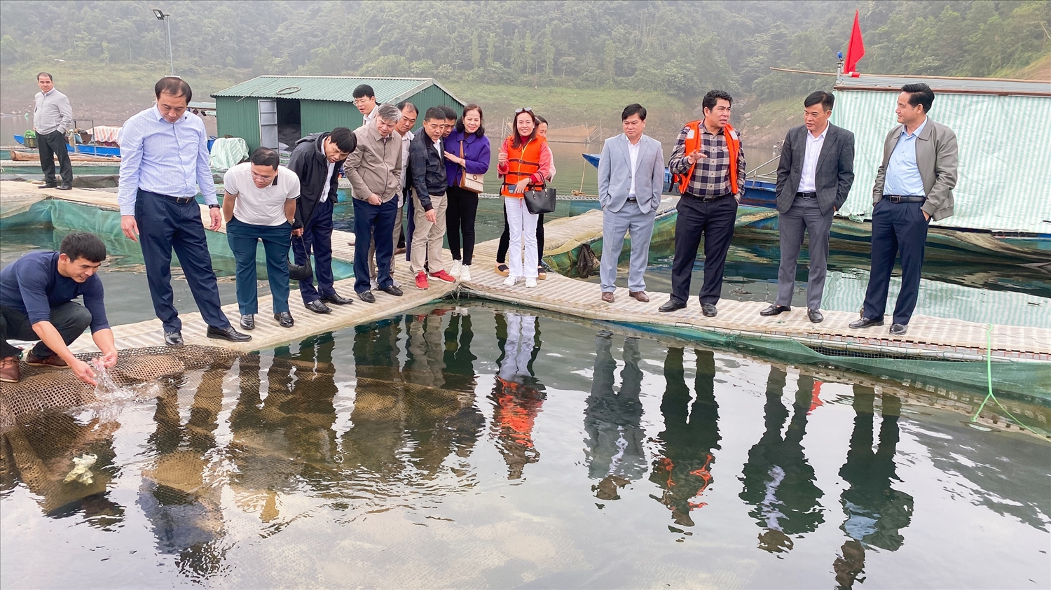 Đoàn đến thăm mô hinh nuôi cá lồng tại huyện Thường Xuân
