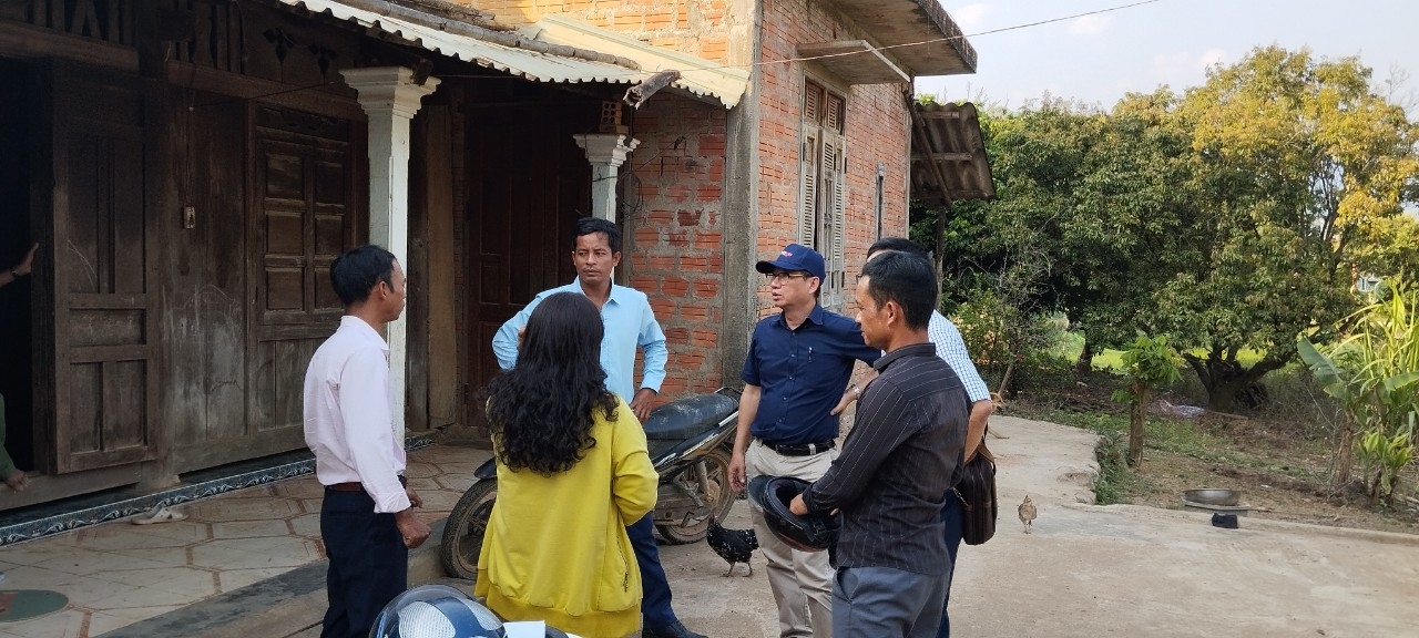 Đoàn công tác thăm gặp người dân để nắm thông tin việc thực hiện Chương trình MTQG 1719. 