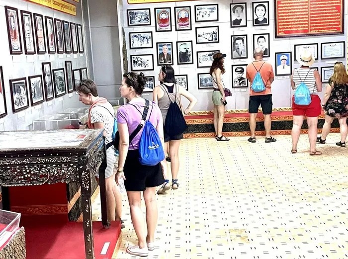 Du khách nước ngoài tham quan Bảo tàng Văn hóa dân tộc Khmer Trà Vinh