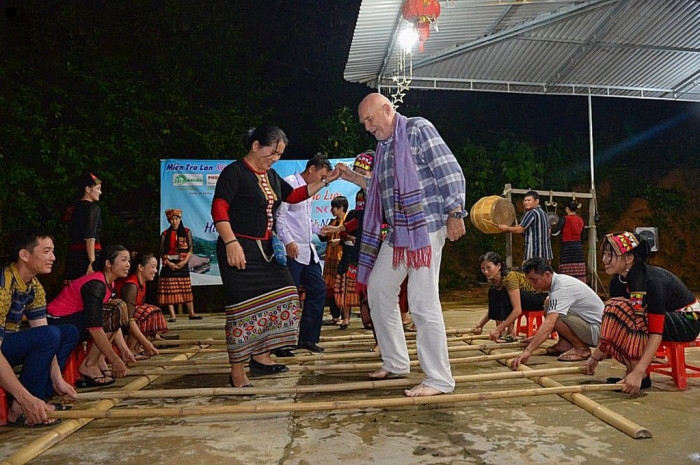 Du khách trải nghiệm các hoạt động văn hóa với người dân bản Thái ở vùng đệm Vườn quốc gia Pù Mát