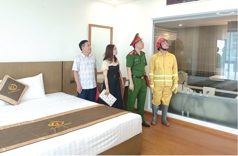 Kiểm tra việc đảm bảo an toàn PCCC tại một khách sạn ở TP Sầm Sơn (Ảnh Vân Anh)