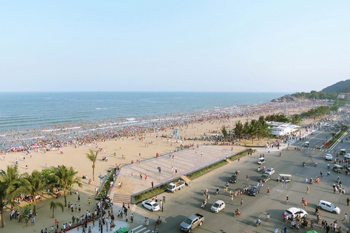 Vào mùa hè có hàng nghìn du khách đến biển Sầm Sơn hóng gió, tắm mát 