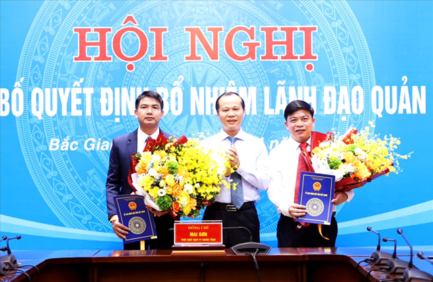 Ông Mai Sơn, Phó Chủ tịch Thường trực UBND tỉnh Bắc Giang trao quyết định và tặng hoa chúc mừng hai cán bộ được bổ nhiệm