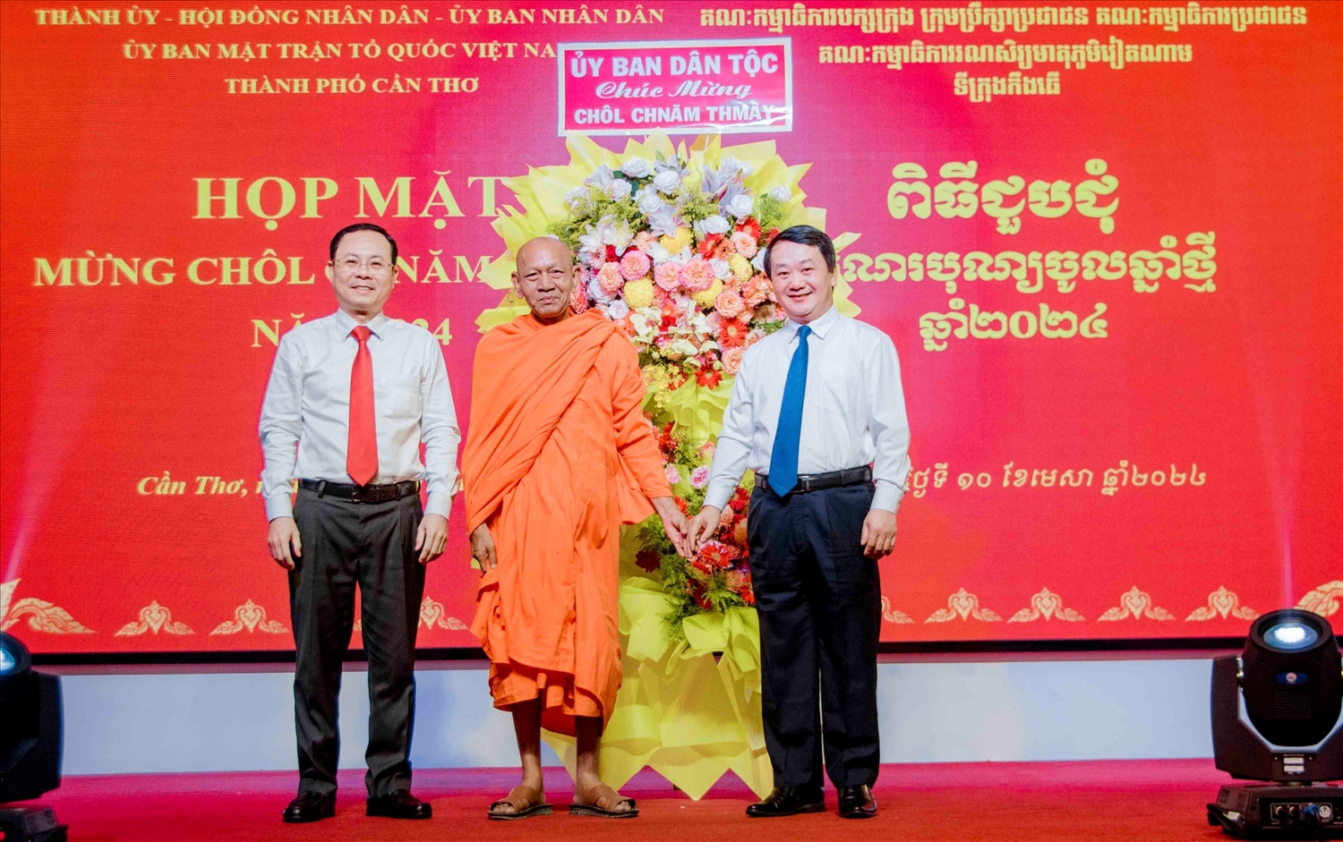 Bộ trưởng Hầu A Lềnh tặng lẵng hoa chúc mừng Tết cổ truyền đồng bào Khmer TP. Cần Thơ đến Hoà thượng Đào Như và ông Nguyễn Văn Hiếu - Bí thư Thành ủy TP. Cần Thơ 