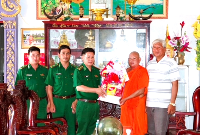 Đại tá Bùi Văn Bình, thăm tặng quà chúc Tết các vị Sư sãi, ban quản trị chùa Wáth Pích, Phường Vĩnh Phước, thị xã Vĩnh Châu, tỉnh Sóc Trăng (Ảnh: Văn Long)