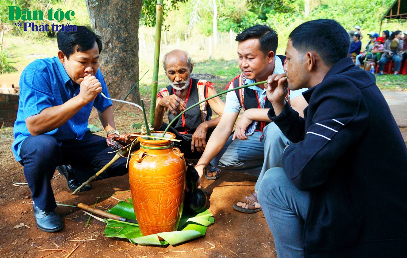 Già làng cùng người dân, khách mời thưởng thức rươu ghè sau khi hoàn thành nghi lễ