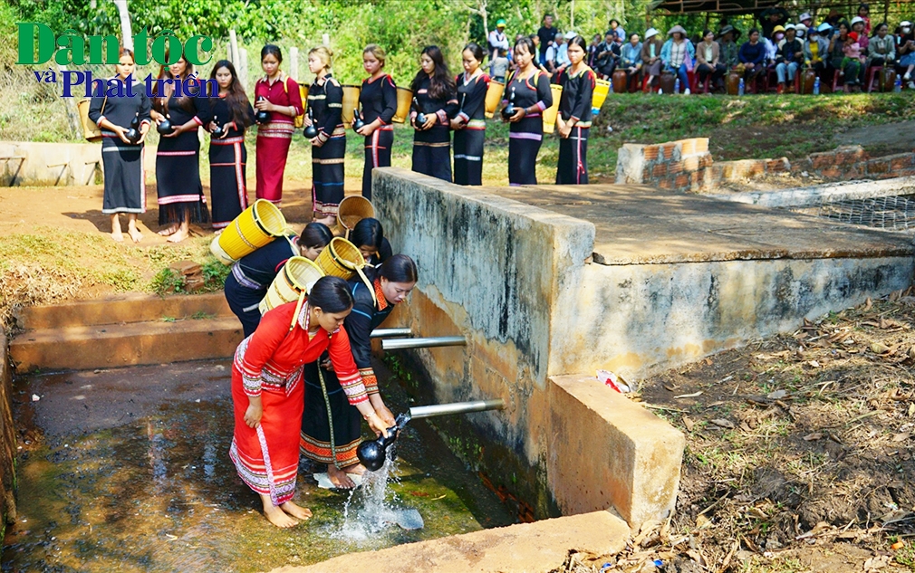 Chị em phụ nữ trong làng Hnap lấy nước giọt để chuẩn bị cho lễ cúng cầu mưa