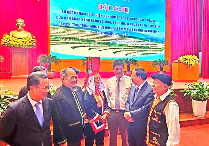Thứ trưởng, Phó Chủ nhiệm Ủy ban Dân tộc Y Vinh Tơr và lãnh đạo tỉnh Quảng Ninh trò chuyện, chia sẻ cùng đội ngũ Người có uy tín trên địa bàn tỉnh
