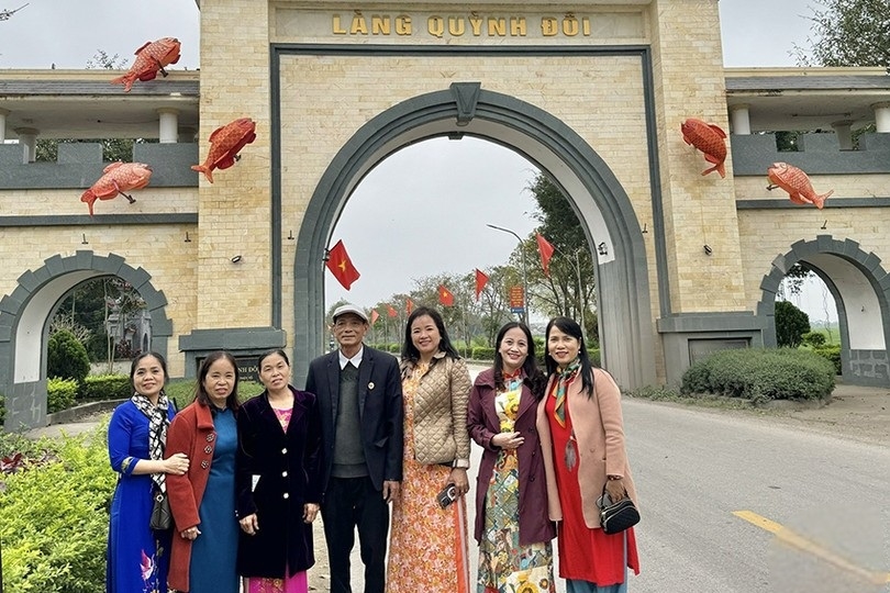 Anh Lê Văn Toàn và các cựu sinh viên Khoa Ngữ văn Trường Đại học Sư phạm Vinh thăm làng 