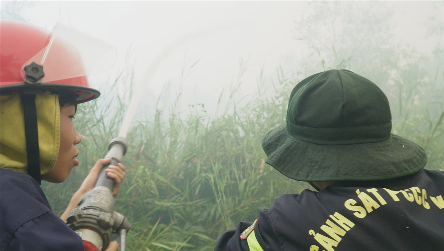Đám cháy rừng tràm ở Cà Mau đã dần được khống chế vào lúc 20 giờ tối 10/4