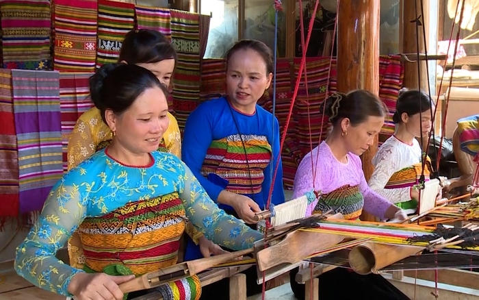 Thổ cẩm là sản phẩm mang giá trị kinh tế gắn với bản sắc văn hóa truyền thống ở các vùng miền núi (Trong ảnh: Một buổi dạy nghề dệt cho phụ nữ ở huyện vùng cao Thanh Hóa)