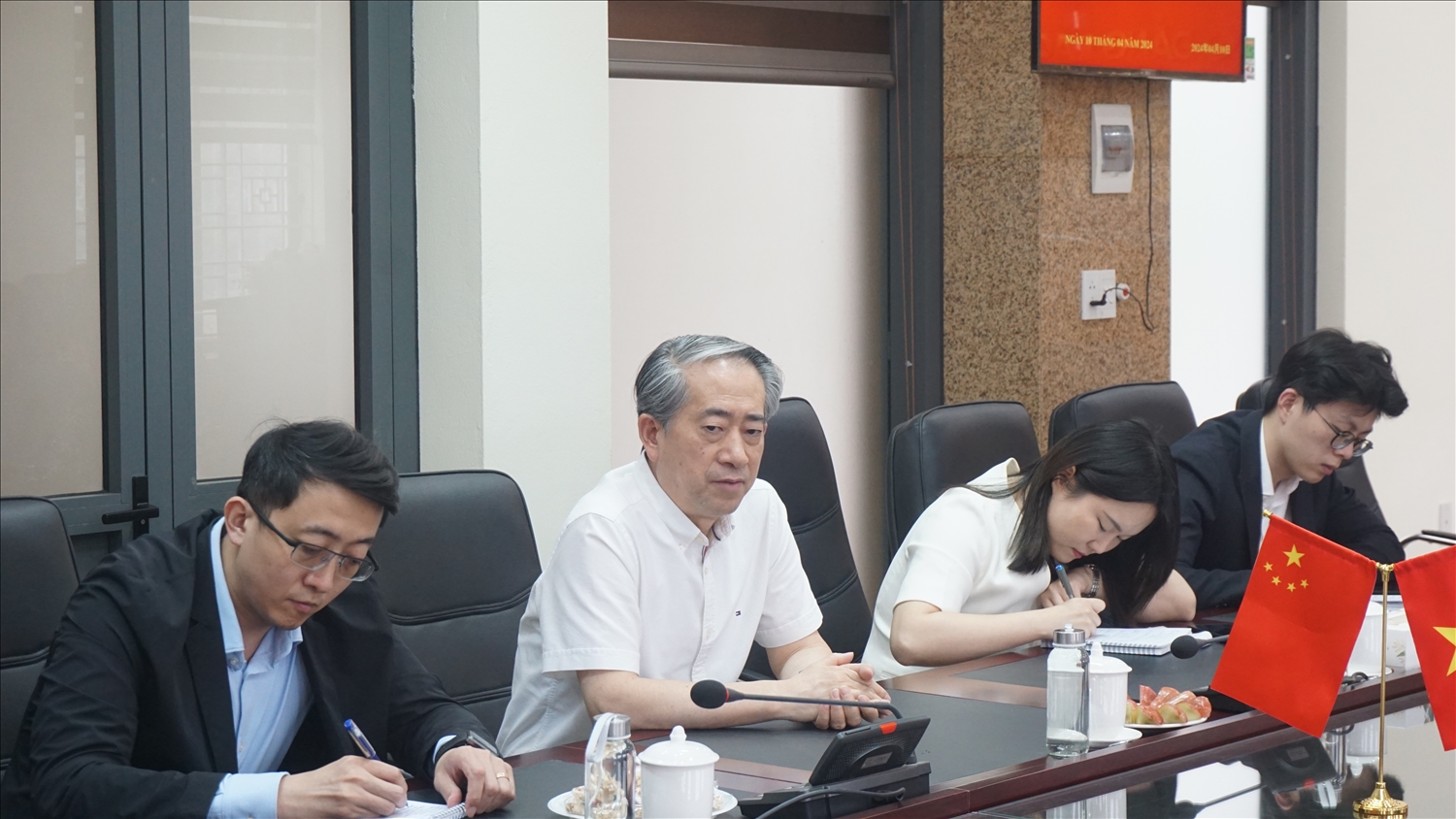Đại sứ Trung Quốc tại Việt nam Hùng Ba (thứ hai từ trái qua) đánh giá cao công tác đào tạo tiếng Trung của Trường Cao đẳng Lào Cai thời gian qua