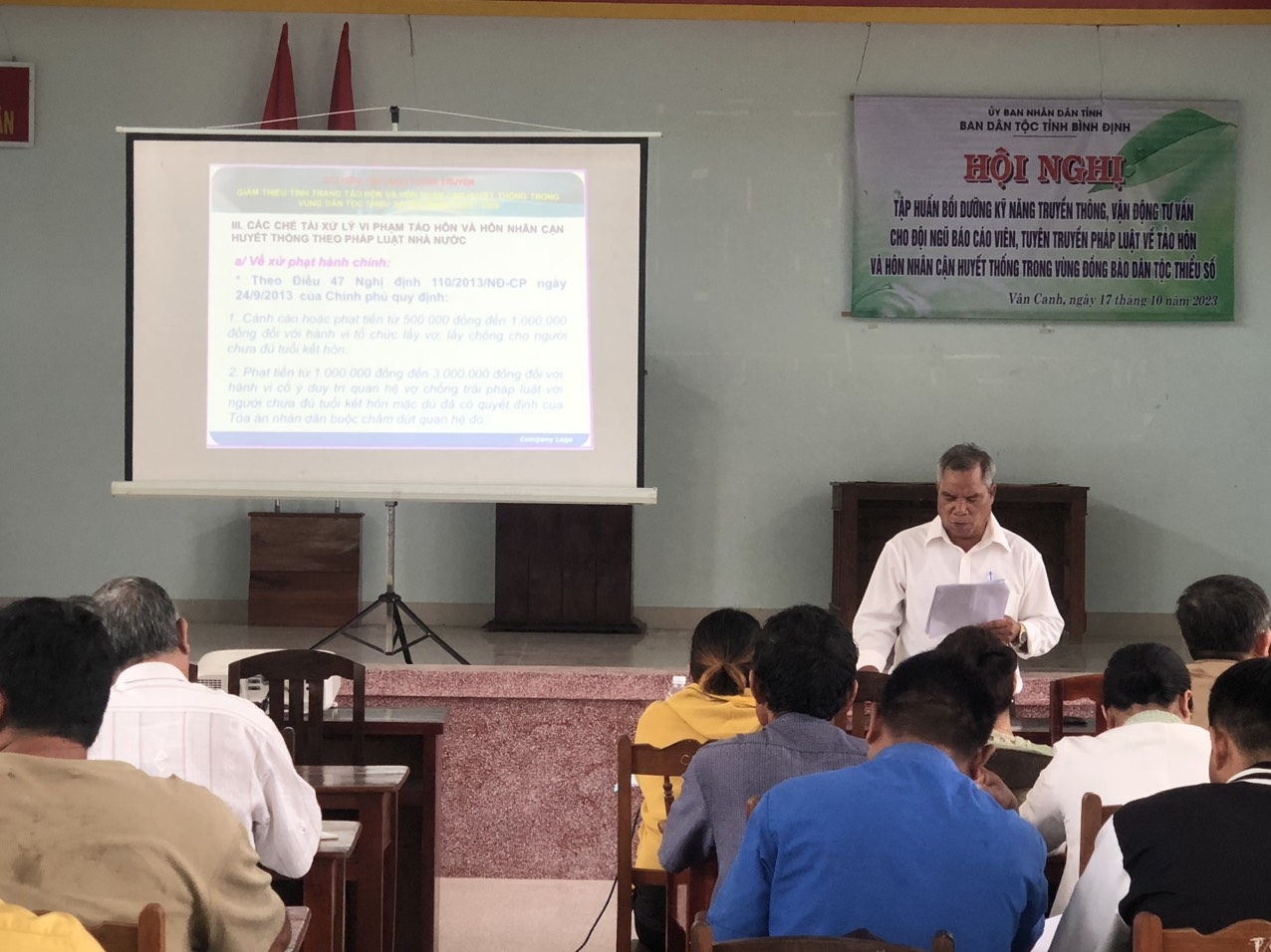Một buổi tập huấn về nội dung phòng chống tảo hôn và hôn nhân cận huyết thống cho cán bộ cơ sở của Ban Dân tộc tỉnh Bình Định 