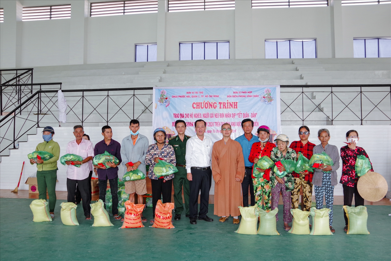 Đại diện lãnh đạo UBND thị xã Vĩnh Châu, đồn Biên phòng Vĩnh Châu tặng quà đến các hộ dân tộc Khmer khu vực biên giới (Thị xã Vĩnh Châu, Sóc Trăng) Ảnh: Văn Long