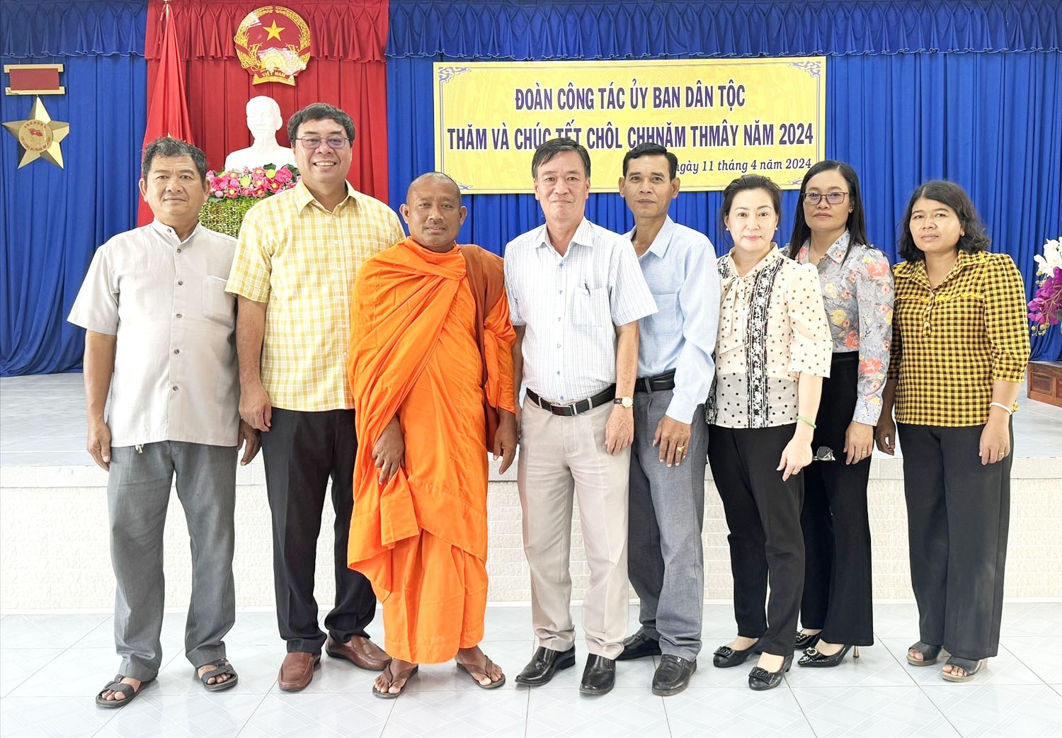 Đoàn công tác chụp ảnh lưu niệm cùng lãnh đạo huyện và Người có uy tín tiêu biểu của huyện Tri tôn
