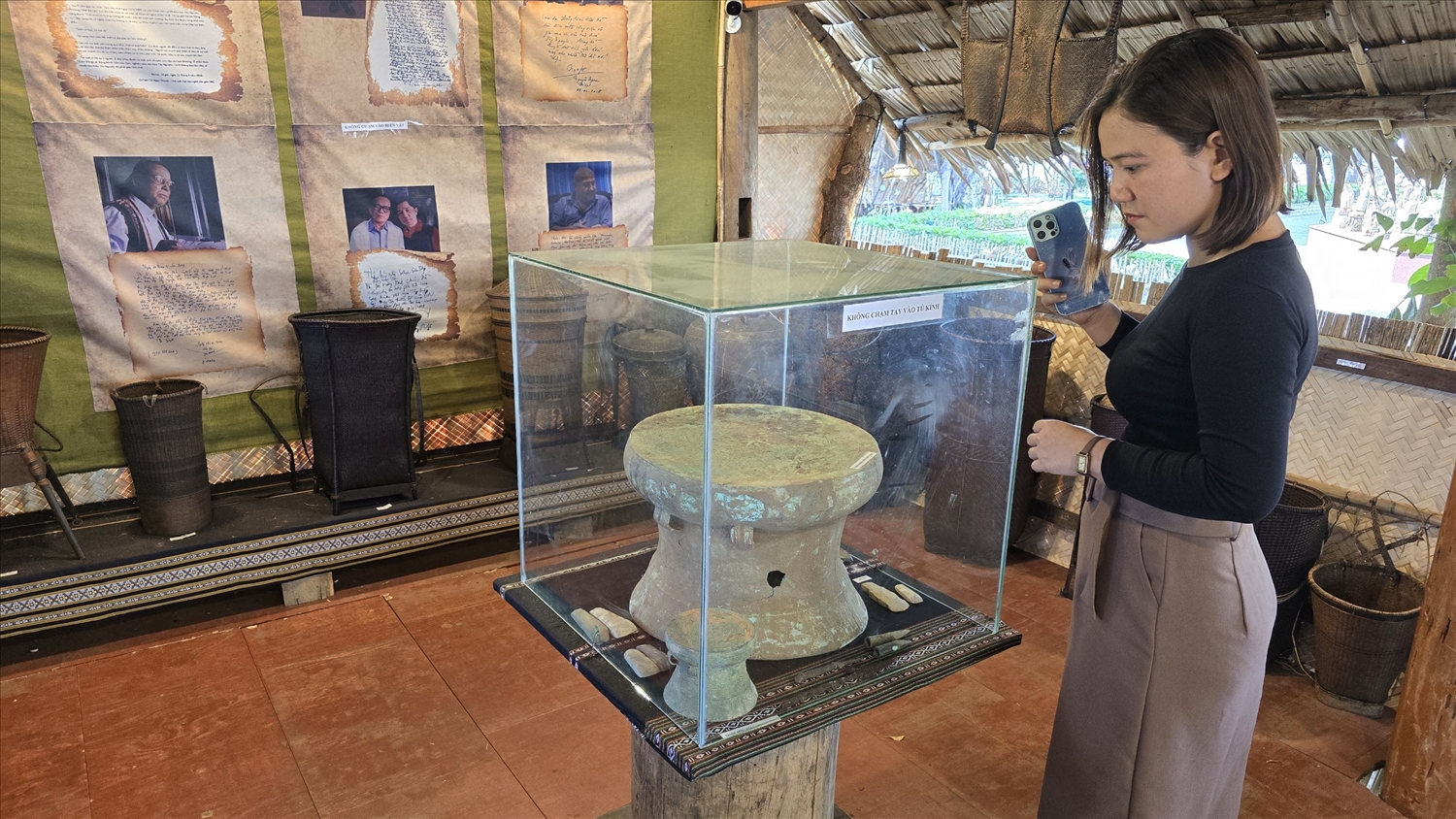Hiện vật trống đồng đang được trưng bày tại khu vực nhà dài Ê Đê trong khu vực quảng trường Đại Đoàn Kết, TP. Pleiku, tỉnh Gia Lai