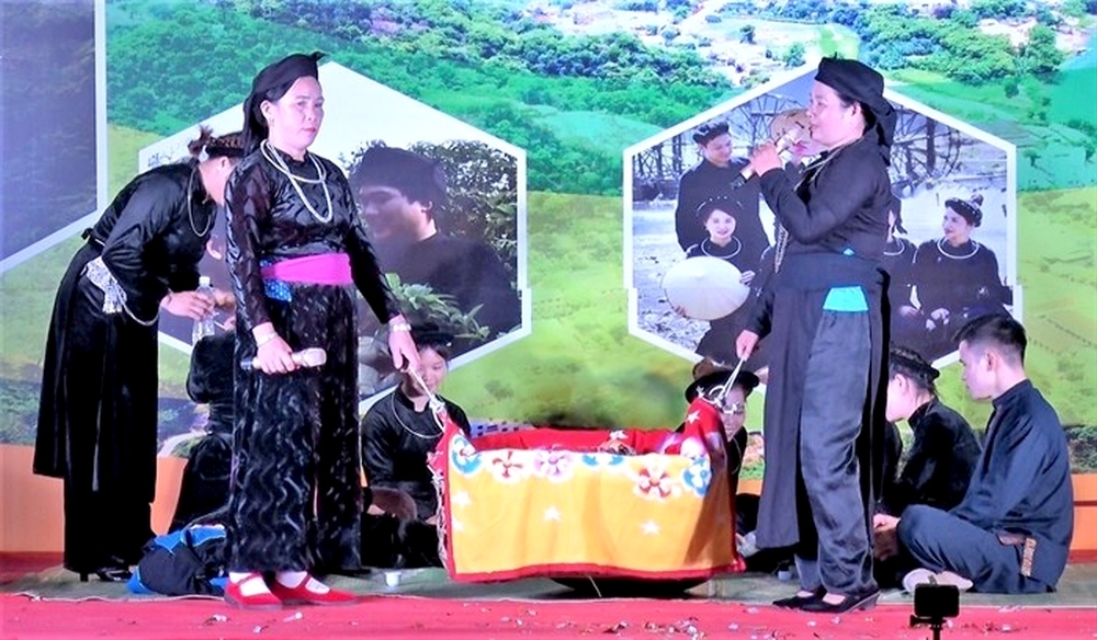 Biểu diễn Lượn Cọi của Đội văn nghệ quần chúng xã Quảng Lâm tại một lễ hội truyền thống ở Bảo Lâm.