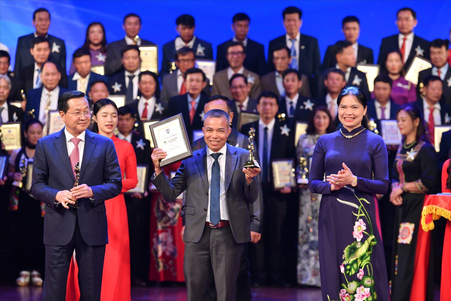 Phó Thủ tướng Lê Minh Khái và bà Hà Thị Nga, Chủ tịch Hội Liên hiệp Phụ nữ Việt Nam trao giải thưởng cho các HTX tiêu biểu