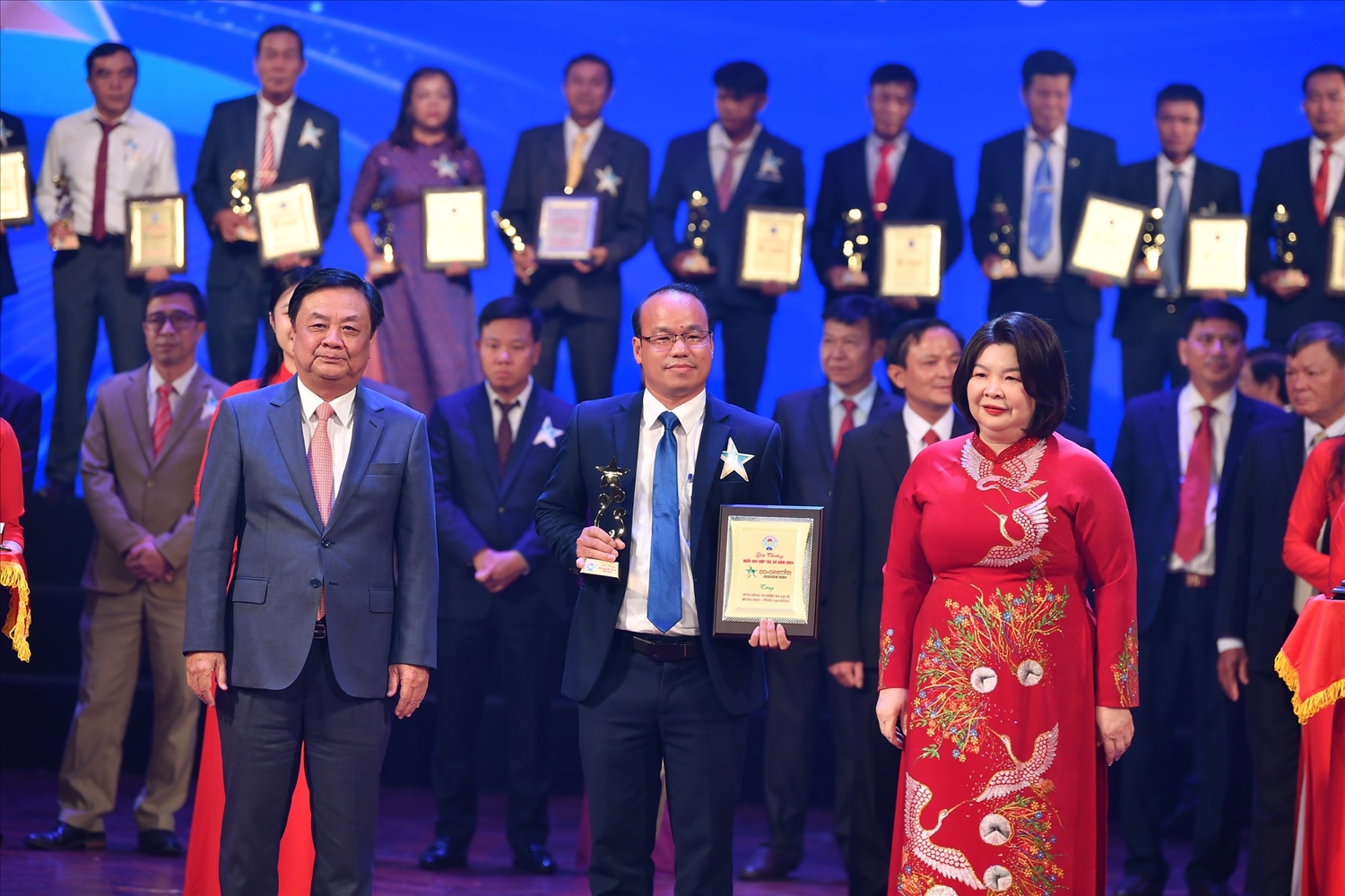 Bộ trưởng Bộ Nông nghiệp và Phát triển nông thôn Lê Minh Hoan và Chủ tịch Liên minh HTX Việt Nam Cao Xuân Thu Vân trao giải cho các HTX tiêu biểu