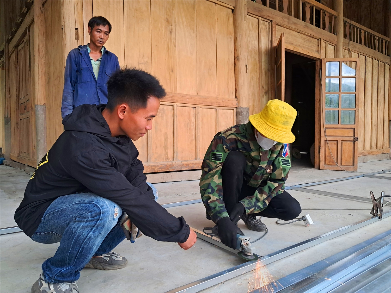 Hiện Moong Văn Sơn đã tạo việc làm cho hơn 10 lao động địa phương từ các dịch vụ cơ khí, vận tải và xây dựng.