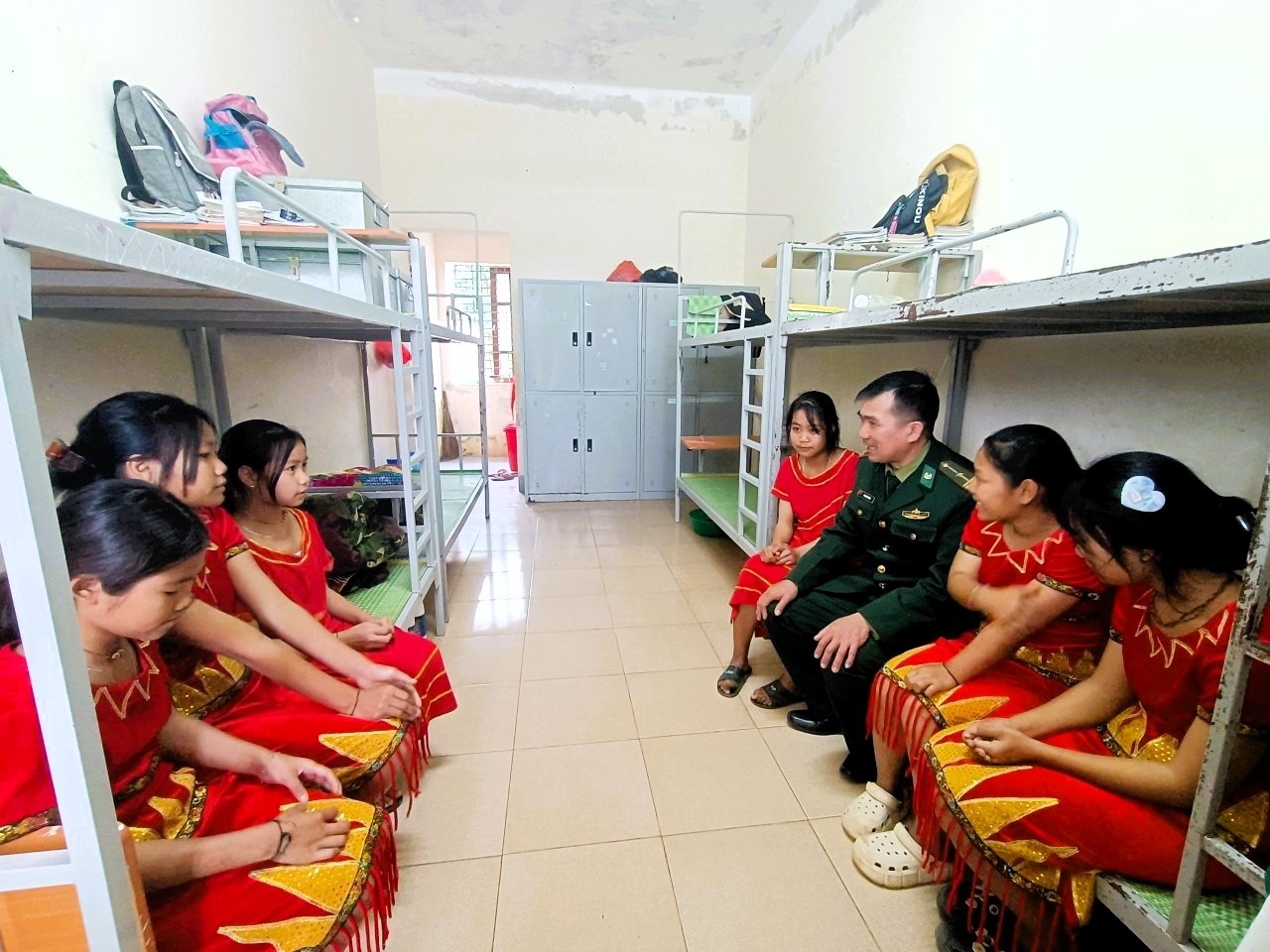 Thiếu tá Phan Văn Thắm, Đồn Biên phòng Môn Sơn, Bộ đội Biên phòng Nghệ An thường xuyên hỗ trợ, giúp đỡ các em học sinh trong sinh hoạt tại ký túc