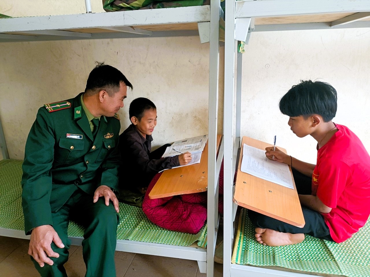 Thiếu tá Phan Văn Thắm, Đồn Biên phòng Môn Sơn, Bộ đội Biên phòng Nghệ An thường xuyên hỗ trợ, giúp đỡ các em học sinh trong học tập tại ký túc