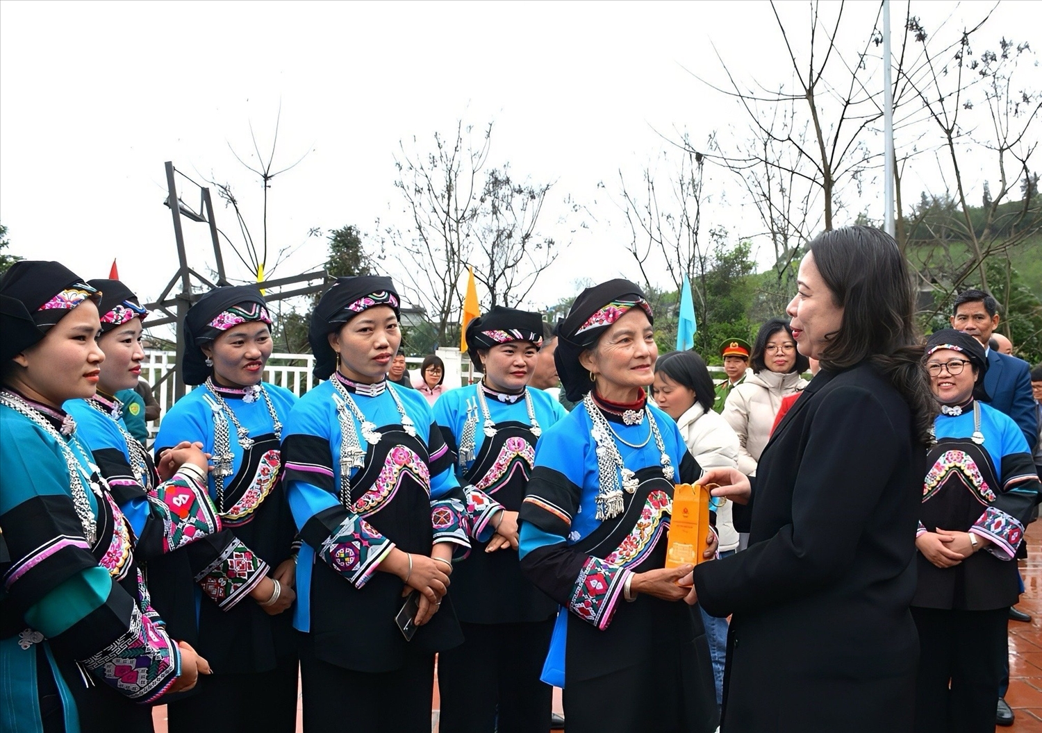 Trang phục truyền thống của dân tộc Bố Y với màu sắc chủ đạo là xanh – đen, trên trang phục có hoạ tiết hoa được thêu rất tỉ mỉ cùng với phụ kiện bằng bạc. Ảnh: UBND Tỉnh Lào Cai