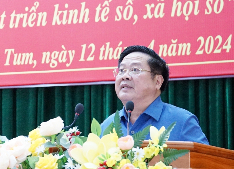Phó Bí thư Tỉnh ủy, Chủ tịch UBND tỉnh Kon Tum Lê Ngọc Tuấn phát biểu tại buổi đối thoại