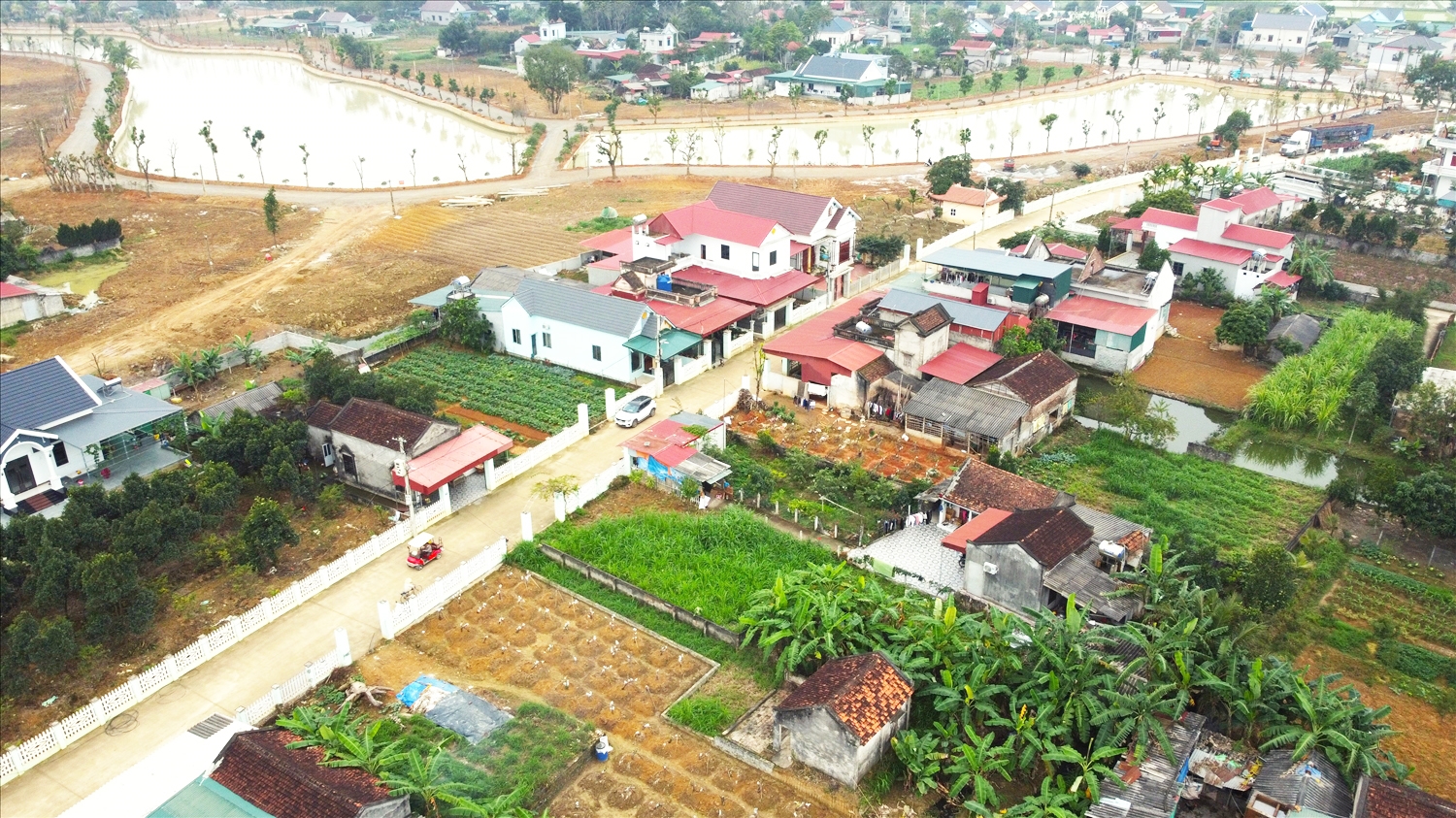 Một ngôi làng thuần nông, đường đi lại chật hẹp, ngập lụt ở xã Xuân Thọ, Triệu Sơn, Thanh Hóa đã ""lột xác" hoàn toàn sau một thời gian ngắn dân hiến đất mở đường