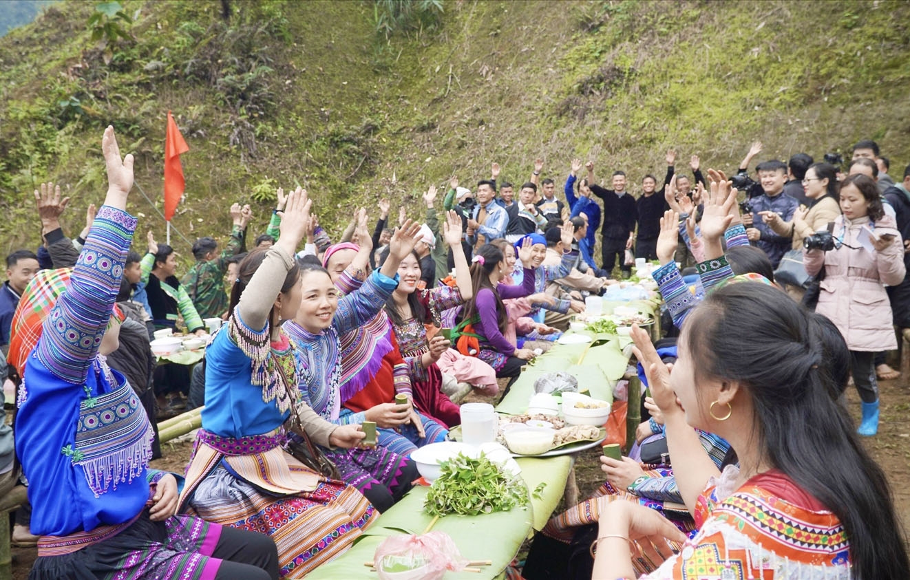 Huyện Văn Yên có nhiều dân tộc anh em cùng sinh sống, tạo nên sự đa dạng trong văn hóa ẩm thực. (Trong ảnh: Lễ Tết rừng của người Mông xã Nà Hẩu. Ảnh Thúy Vân)